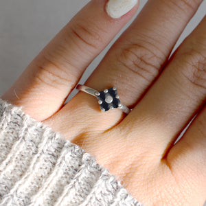 Sterling-silver-Lucky-Ring-close-up-black-spinel