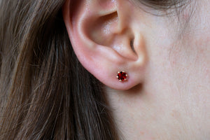 4mm-garnet-stud